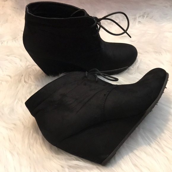 Bella Marie suede black booties size 7.5 - Picture 4 of 5